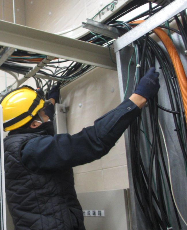 蓄電池配線処理作業の様子